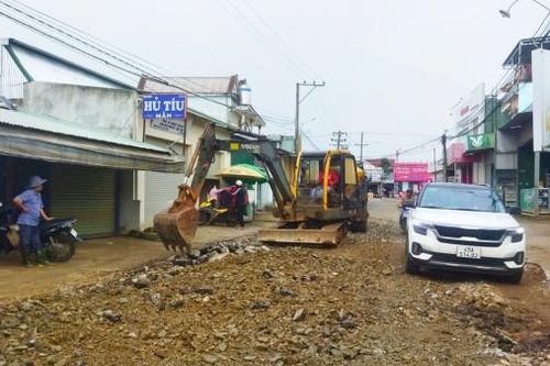Bảo Lâm: Sửa chữa đoạn đường nhiều 'ổ voi'