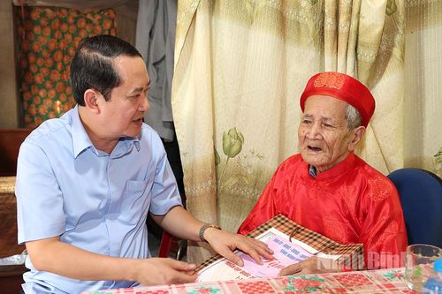 Các đồng chí lãnh đạo tỉnh thăm, tặng quà người cao tuổi