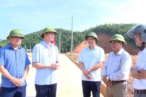 Chủ tịch Ủy ban MTTQ tỉnh làm việc tại huyện Tân Sơn