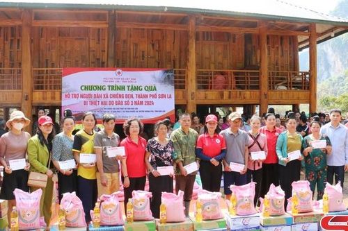 Trao 100 suất quà hỗ trợ nhân dân bị ảnh hưởng do thiên tai xã Chiềng Đen