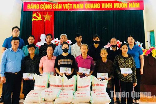 Công ty Bảo Việt Nhân Thọ Tuyên Quang tặng quà tại Sơn Dương