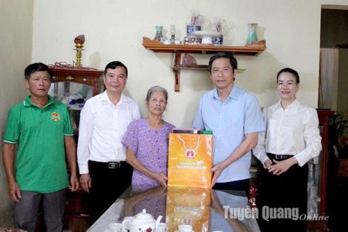 Bí thư Thành ủy Tuyên Quang Tạ Đức Tuyên tặng quà người cao tuổi xã Thái Long
