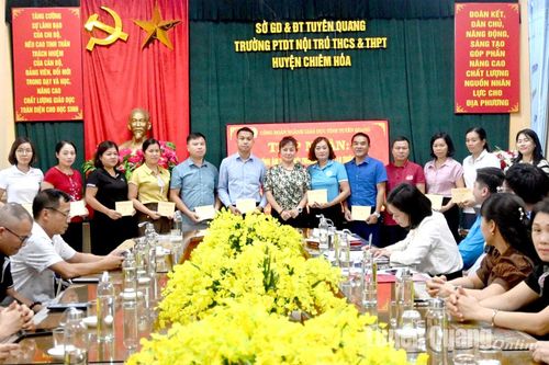 Tặng quà và thiết bị cho trường Phổ thông Dân tộc nội trú THCS và THPT huyện Chiêm Hóa