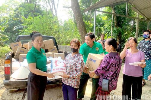 Lãnh đạo Hội Nông dân tỉnh trao hỗ trợ cho nông dân khôi phục sản xuất sau bão số 3