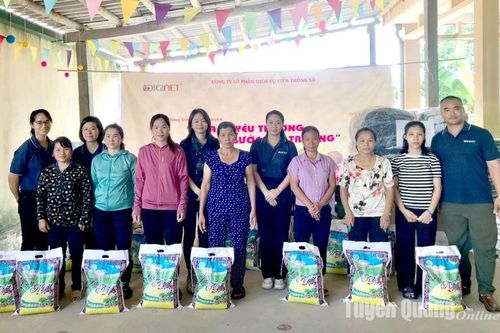Trao quà hỗ trợ trường Mầm non Xuân Vân, trường Mầm non và Tiểu học Hùng Lợi