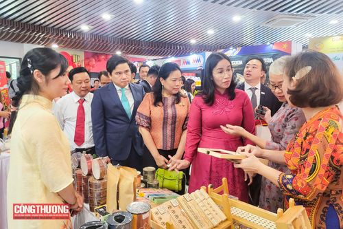 Khai mạc không gian trưng bày sản phẩm tiêu biểu Việt Nam - Thái Lan