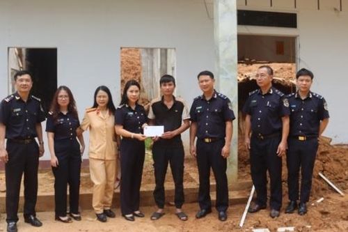 Công đoàn Tổng cục Hải quan thăm hỏi, tặng quà cho bà con vùng lũ Yên Bái
