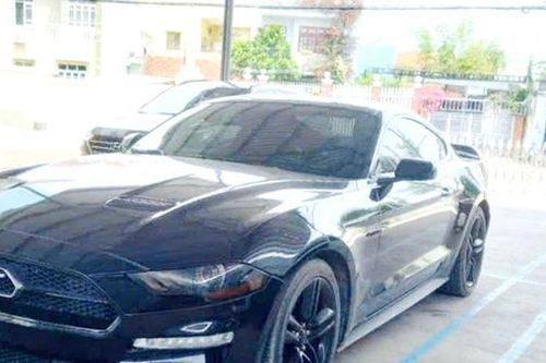 Tạm giữ xe ô tô du lịch được vận chuyển trên xe đầu kéo