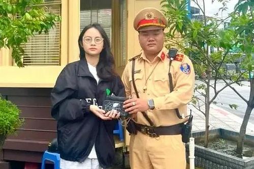 CSGT Hà Nội trả lại tài sản người dân đánh rơi