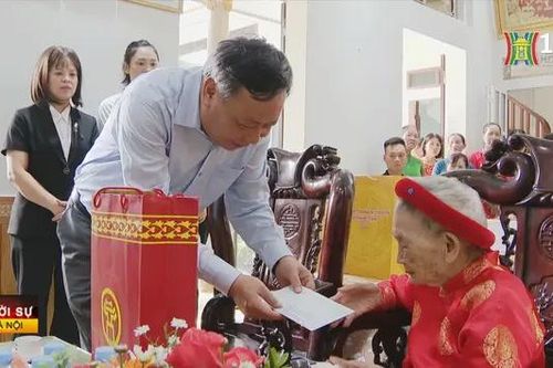 Phó Bí thư Thành ủy thăm người có công tiêu biểu