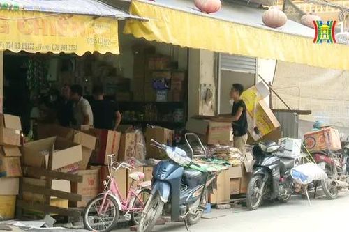 Lòng đường, vỉa hè xã La Phù thường xuyên bị lấn chiếm