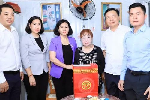 Lãnh đạo Thành phố thăm, tặng quà người có công với cách mạng
