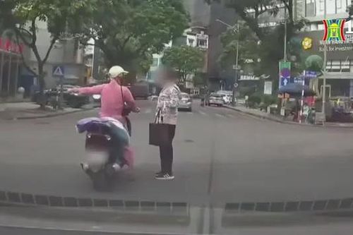 Thản nhiên biến lòng đường thành điểm dừng đỗ xe
