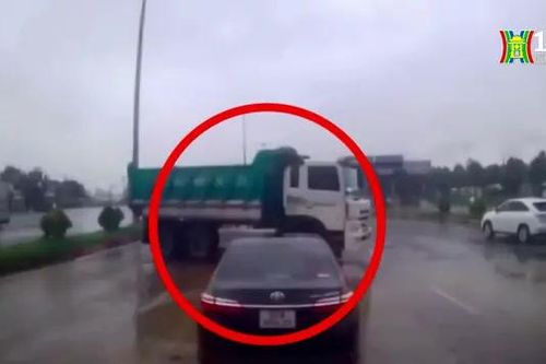 Xe ben trượt bánh, suýt gây tai nạn liên hoàn