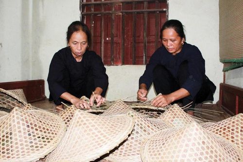 Độc đáo nghề đan nón 'chúp xà' của người Nùng An
