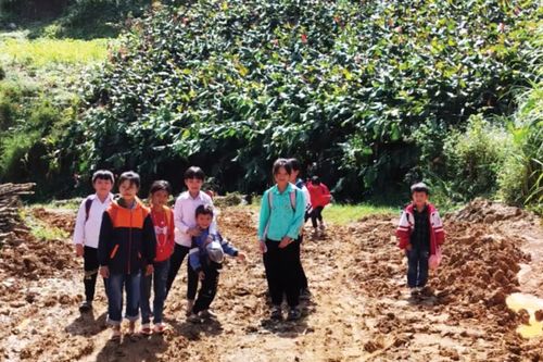 Học sinh vùng sạt lở huyện Nguyên Bình gặp nhiều khó khăn khi đến trường