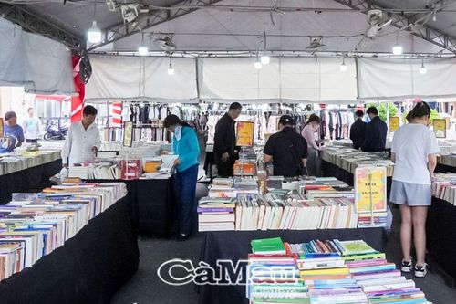 Hội sách ký lô đầu tiên tại Cà Mau