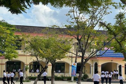 Con đi học bị bạn đánh, cha xông vào tận lớp 'dằn mặt' 2 học sinh