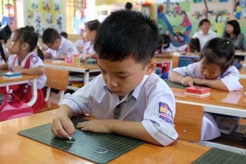 Vừa vào lớp 1, nhiều trẻ 'vắt chân lên cổ' học 9-10 tiếng/ngày