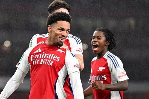 Cầu thủ Arsenal tối thi đấu, sáng cắp sách đến trường
