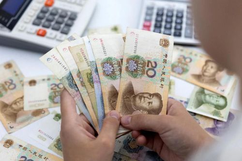 Trung Quốc phát tiền cho người nghèo