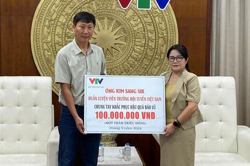 HLV tuyển Việt Nam Kim Sang-sik ủng hộ 100 triệu đồng khắc phục hậu quả bão lũ