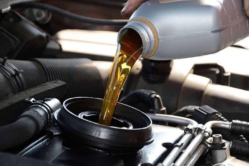 Có nên thay dầu ô tô tại tiệm rửa xe?