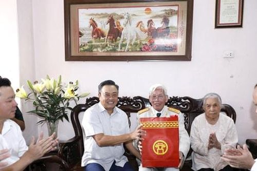 Chủ tịch UBND thành phố Hà Nội thăm các chiến sĩ trực tiếp giải phóng Thủ đô