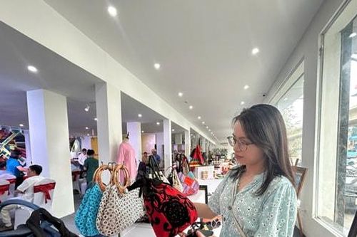 400 mẫu sản phẩm góp mặt tại triển lãm thêu ren, lụa, túi vải Hà Nội