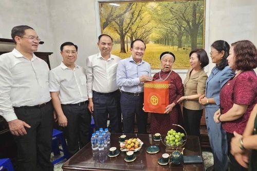 Chủ tịch HĐND thành phố Hà Nội Nguyễn Ngọc Tuấn thăm, tặng quà gia đình người có công tại quận Tây Hồ