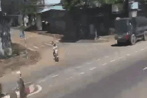 Xe máy điện bị ô tô tải húc văng vì bất cẩn khi di chuyển qua nút giao
