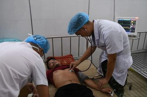Quân y đảo Sơn Ca cấp cứu ngư dân bị giảm áp cấp tính