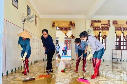 Hà Tĩnh: Giáo viên, phụ huynh tất bật dọn trường sau mưa lũ
