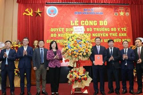 Bộ trưởng Đào Hồng Lan trao quyết định bổ nhiệm Giám đốc Bệnh viện Hữu Nghị