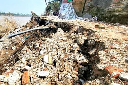 Cận cảnh nơi sông Hồng 'ăn' sâu vào khu dân cư