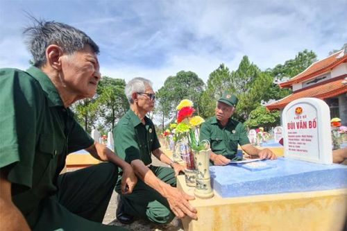 Tìm lại tên cho đồng đội