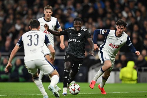 Sự cố khiến trận đấu của Tottenham bị hoãn 38 phút