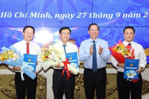 TP.HCM bổ nhiệm nhiều chủ tịch quận, phó giám đốc sở