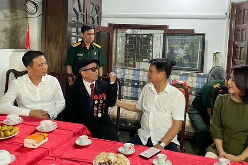 Trưởng ban Tổ chức Thành ủy thăm, tặng quà cựu chiến binh tiếp quản Thủ đô