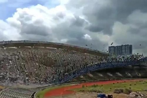 Kinh hoàng video sân bóng khổng lồ nơi ĐT Việt Nam từng thi đấu tại giải Đông Nam Á bị đánh sập