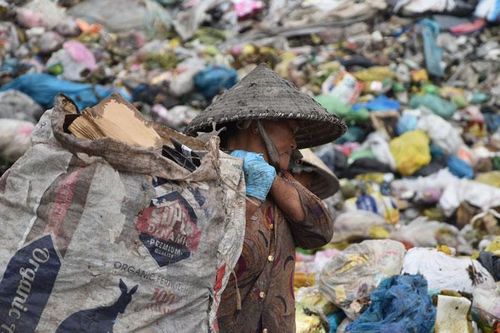 Những phận người mưu sinh nơi bãi rác