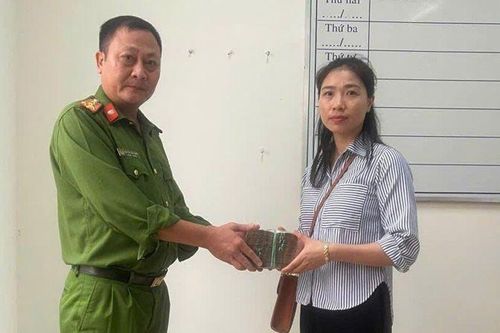 Công an huyện Ea H'leo trao trả 320 triệu đồng cho người chuyển tiền nhầm qua ứng dụng ngân hàng