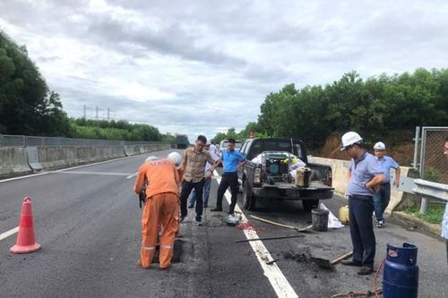 Khẩn cấp sửa chữa 4 vị trí hư hỏng trên cao tốc Đà Nẵng-Quảng Ngãi