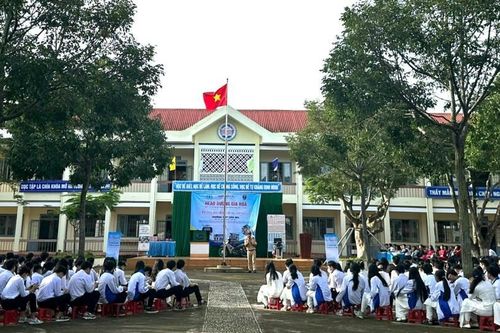 Hơn 1000 học sinh, cán bộ, giáo viên Trường THPT Đắk Mil được tuyên truyền Luật giao thông đường bộ