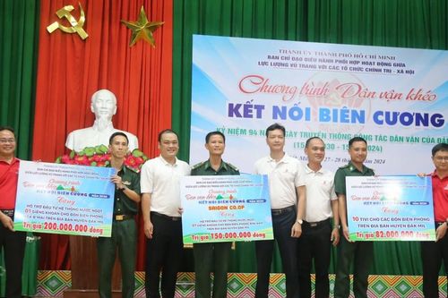 Chương trình 'Dân vận khéo - kết nối biên cương' đến với cán bộ, chiến sĩ và học sinh ở Đắk Nông