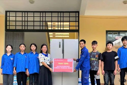 Công ty TNHH Vinacompound trao yêu thương đến học sinh vùng lũ Bát Xát