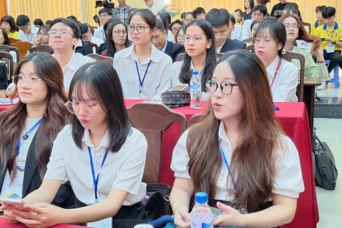 Sinh viên quốc tế chia sẻ nhiều nghiên cứu kinh tế mang tính ứng dụng cao