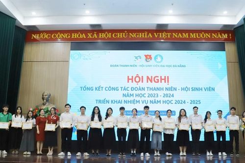 Khen thưởng nhiều sinh viên có thành tích tốt trong công tác Đoàn của Đại học Đà Nẵng