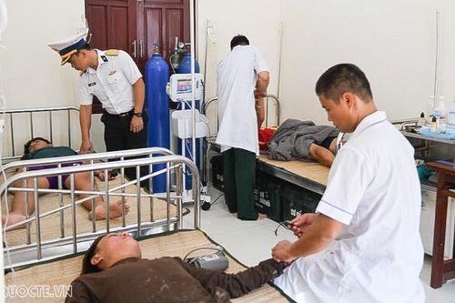 Bệnh xá đảo Song Tử Tây và Sinh Tồn Đông, Vùng 4 Hải quân kịp thời cấp cứu ngư dân gặp nạn