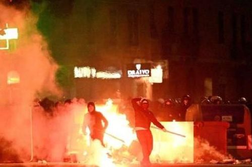 Bạo lực kinh hoàng ở bóng đá Italia: Hooligan tấn công cảnh sát bằng gậy bóng chày